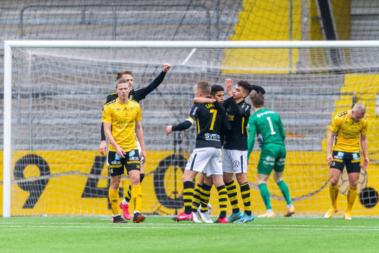 s Nicolas Stefanelli jublar med lagkamrater
