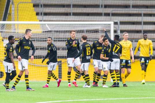 s Ebenezer Ofori jublar med lagkamrater