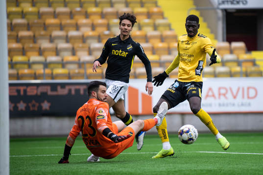 s Robin Tihi och målvakt Budimir Janošević