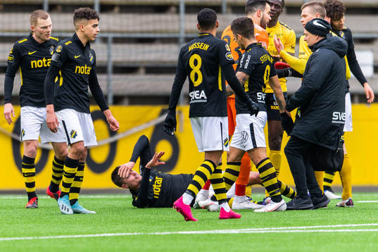 s Mikael Lustig tar sig mot huvudet