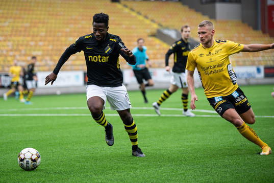 s Ebenezer Ofori och Elfsborgs Simon Strand