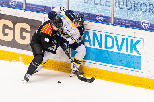 s Emil Johansson i kamp om pucken