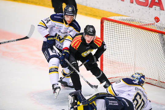 s Eric Martinsson och målvakt Hugo Alnefelt