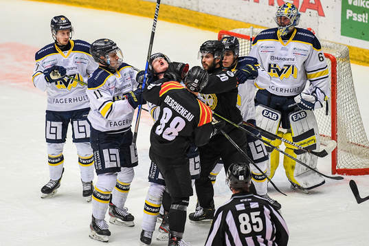 s Emil Johansson och Brynäs Jaedon Descheneau i gruff
