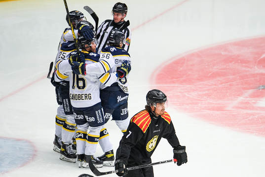s Filip Sandberg jublar med lagkamrater