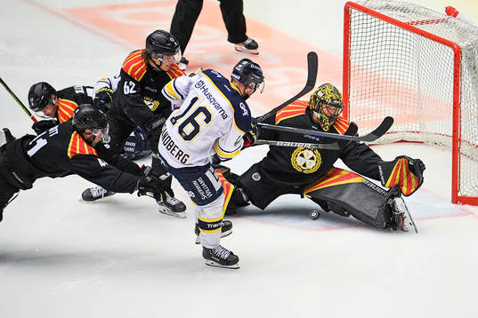 s Filip Sandberg mot Brynäs målvakt Samuel Ersson som