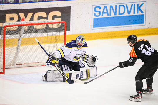 s målvakt Hugo Alnefelt räddar ett friläge för Brynäs