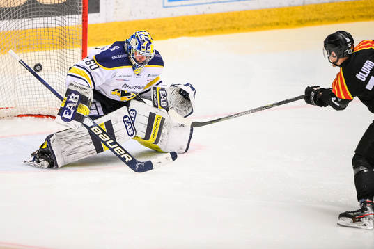 s målvakt Hugo Alnefelt räddar ett friläge för Brynäs