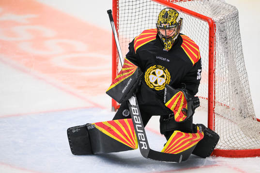 Brynäs målvakt Samuel Ersson med en räddning