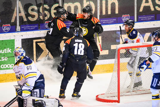 Brynäs Greg Scott jublar med lagkamrater