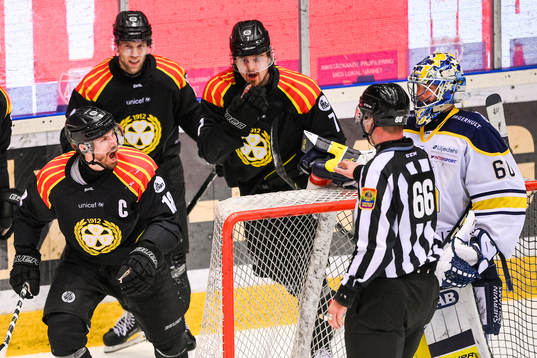 Brynäs Anton Rödin jublar mot målvakt Hugo Alnefelt