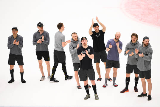 Brynäs spelare tackar publiken