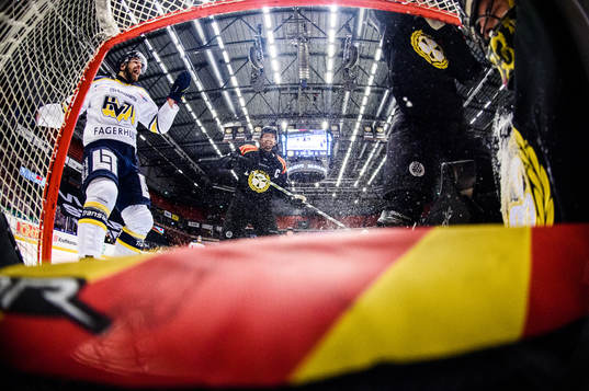s Axel Holmström och Brynäs Anton Rödin i samband med