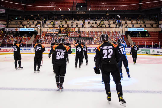 Brynäs spelare jublar framför publiken