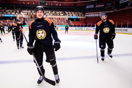 Brynäs Oscar Birgersson och John Nyberg jublar