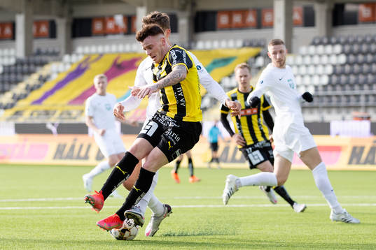 Häckens Tobias Heintz fälls i straffområdet utan
