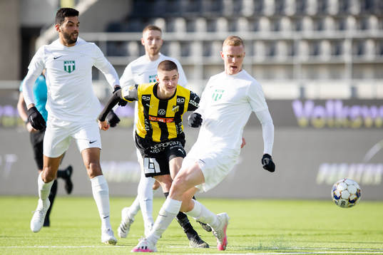 Häckens Leo Bengtsson skjuter ett skott