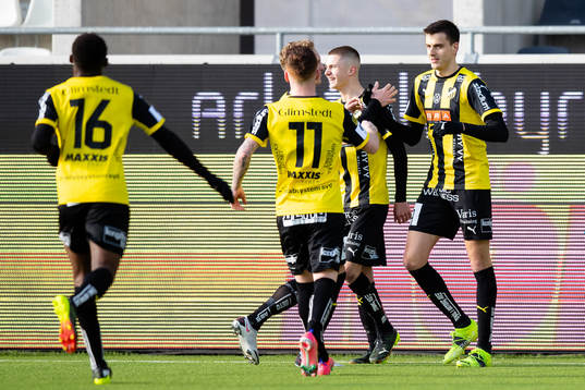 Häckens Alexander Jeremejeff  jublar med lagkamrater