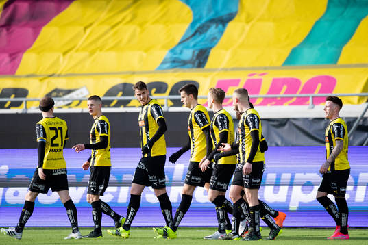 Häckens Alexander Jeremejeff  jublar med lagkamrater