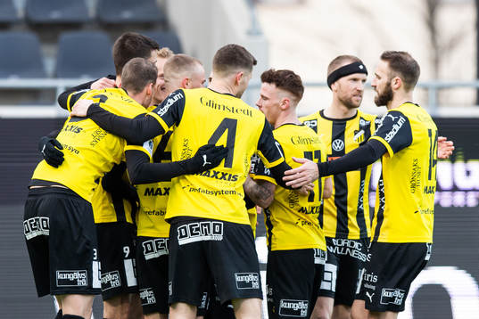 Häckens Alexander Jeremejeff jublar med lagkamrater