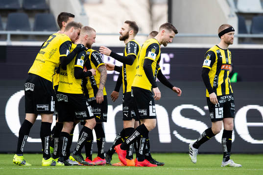 Häckens Alexander Jeremejeff  jublar med lagkamrater