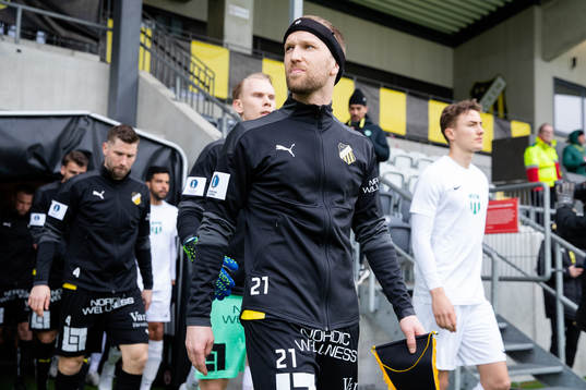 Häckens Rasmus Lindgren innan fotbollsmatchen i Svenska