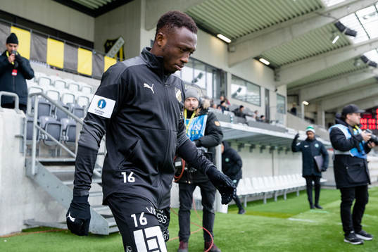 Häckens Benie Adama Traore innan fotbollsmatchen i Svenska