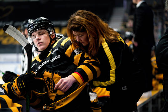 Skellefteås Jonatan Berggren har ont och får behandling