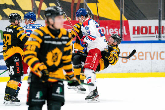 Oskarshamns Andrew O'Brien tacklar Skellefteås Pär