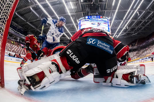 Leksands Marek Hrivik framför Luleås målvakt Joel