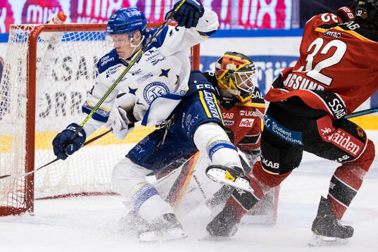 Leksands Emil Heineman oroar framför Luleås målvakt Joel