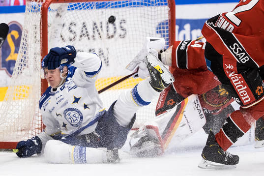 Leksands Emil Heineman oroar framför Luleås målvakt Joel