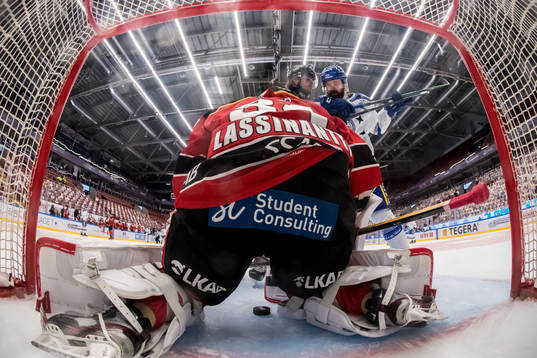Leksands Otto Paajanen framför Luleås målvakt Joel