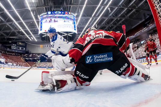 Leksands Jesper Kandergård oroar framför Luleås målvakt