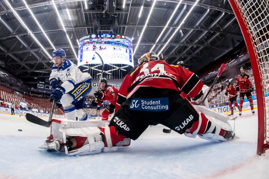 Leksands Jesper Kandergård oroar framför Luleås målvakt