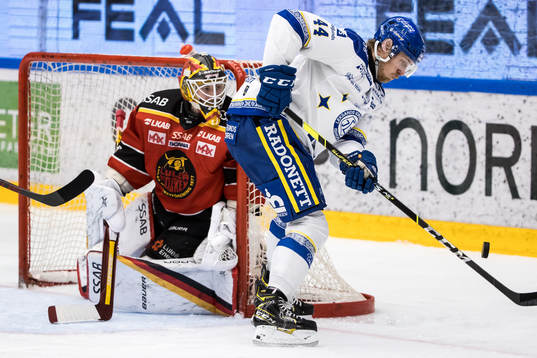 Luleås målvakt Joel Lassinantti och Leksands Carter Ashton