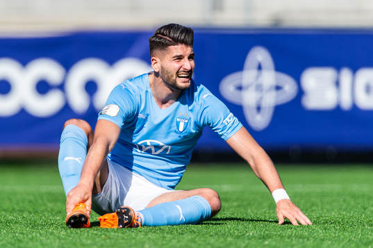 Malmö FFs Antonio Colak tar sig mot foten