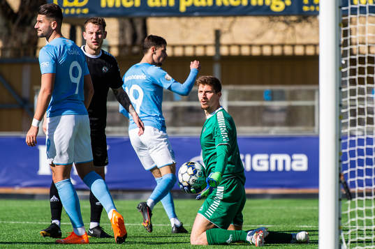 Malmö FFs Antonio Colak och Örebros målvakt Bobby Allain