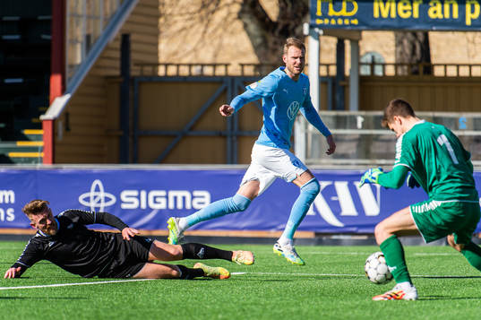 Örebros Michael Almebäck och målvakt Bobby Allain
