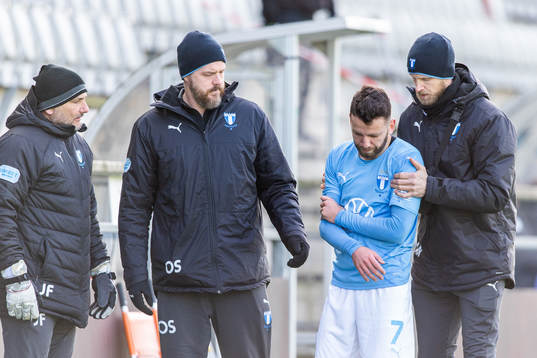 Malmö FFs Erdal Rakip hjälps av plan