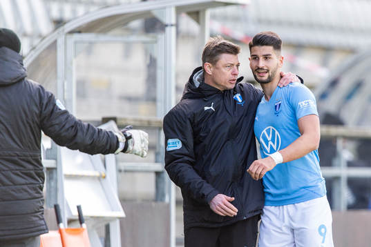 Malmö FFs huvudtränare Jon Dahl Tomasson kramar om