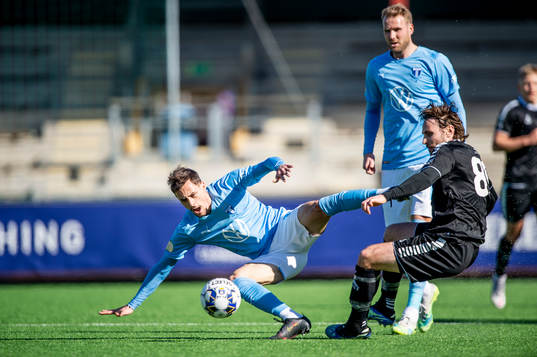 Malmö FFs Veljko Birmancevic mot Örebros Kevin Walker