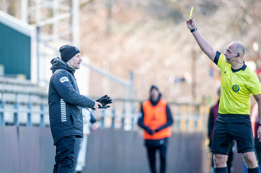 Örebros tränare Axel Kjäll får gult kort av domare