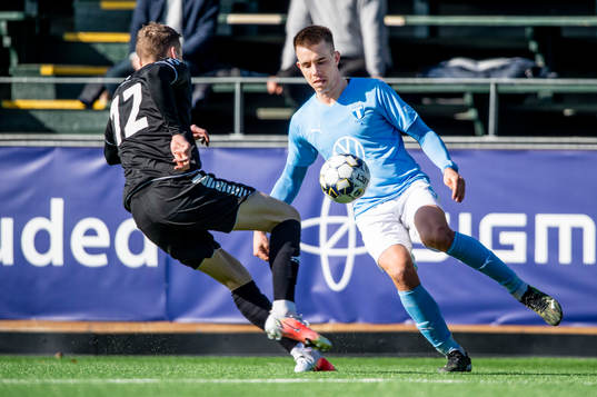 Malmö FFs Jonas Knudsen mot Örebros Jake Larsson
