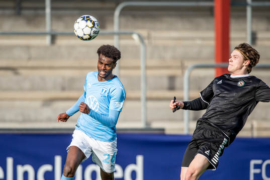 Malmö FFs Mubaarak Nuh mot Örebros Jonathan Johnsson