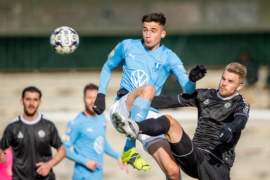 Malmö FFs Noah Eile mot Örebros Erik Björndahl