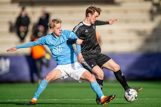 Malmö FFs Emil Lindman mot Örebros Noel Milleskog