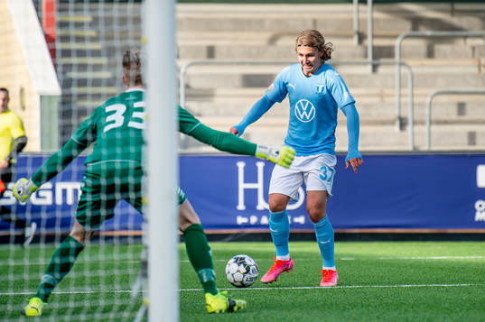 Malmö FFs Sebastian Nanasi mot Örebros målvakt Gustav