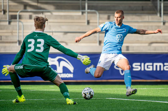 Örebros målvakt Gustav Leijon mot Malmö FFs Felix Beijmo