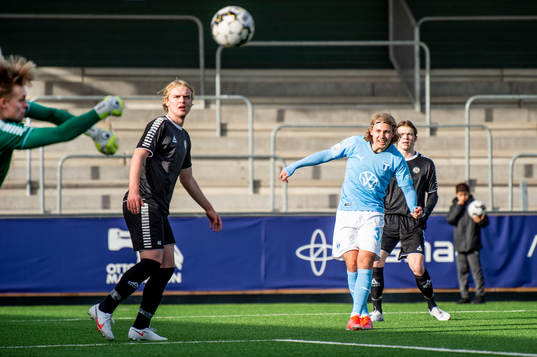 Malmö FFs Sebastian Nanasi på väg att assistera till 2-0